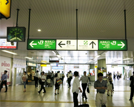 田町駅西口です。