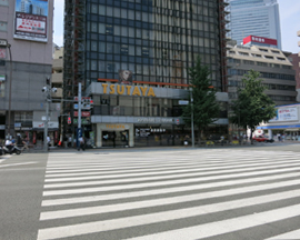 「田町駅西口」交差点を渡り、左折ください。